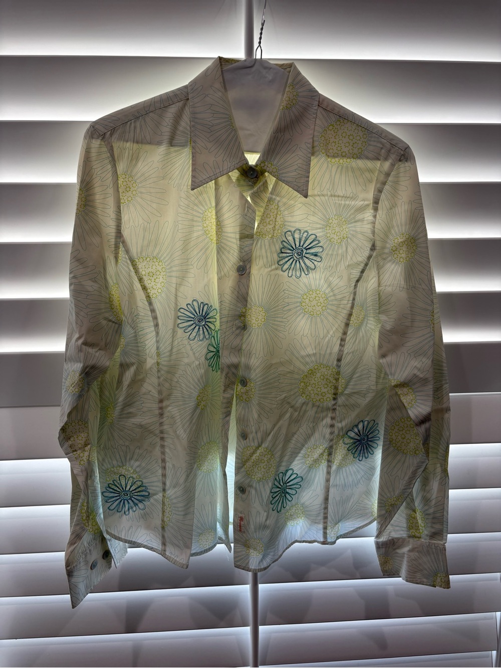 Button down - Picture 1 of 2